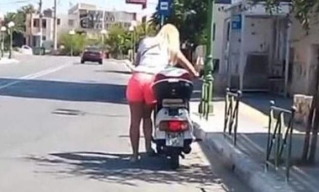 Προσπαθεί να βάλει μπροστά το μηχανάκι με την… στέκα! (βίντεο)